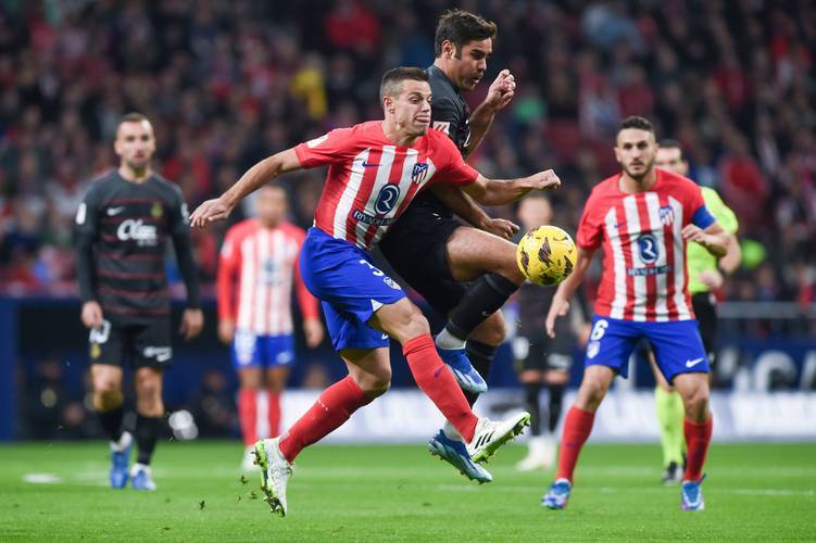 莱万多夫斯基在巴萨的点球表现：从辉煌到困惑（莱万多夫斯基在巴萨的点球轨迹：由高光到迷失）