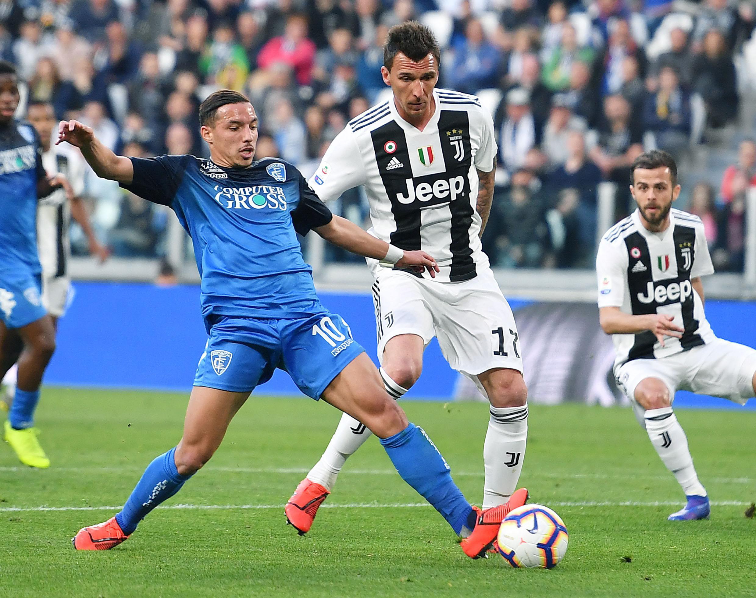 沈梓捷受伤瞬间：对抗激烈下的意外（激战之中意外突发：沈梓捷受伤瞬间）