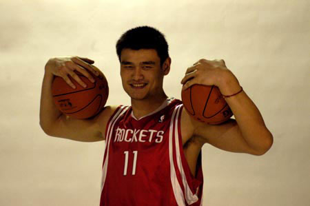 詹姆斯失误频出，湖人半场战平太阳（詹姆斯失误不断，湖人半场与太阳打成平手）