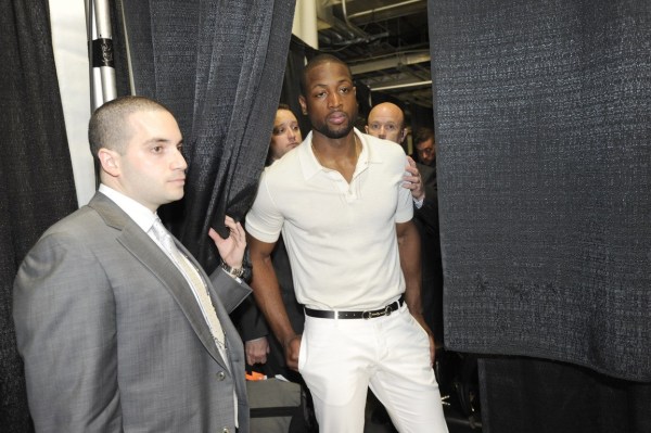 上一场因左小腿挫伤缺阵！基德：浓眉今天复出战活塞（因左小腿挫伤缺席上一战，基德：浓眉将于今日对阵活塞复出）