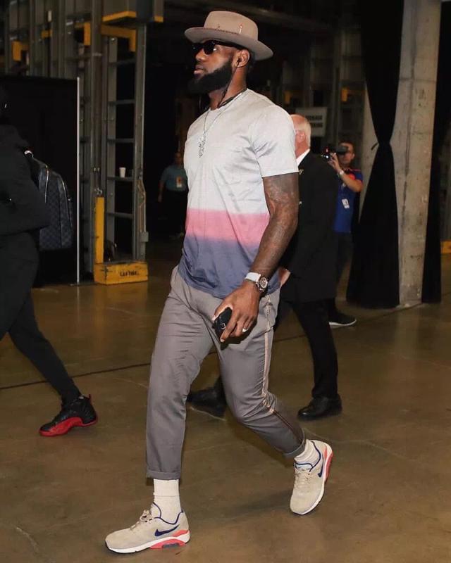 英超战报：伊萨克破门，罗梅罗、西蒙斯染红，9人热刺1-2利物浦（英超简讯：伊萨克建功，罗梅罗、西蒙斯被罚下，9人热刺1-2不敌利物浦）