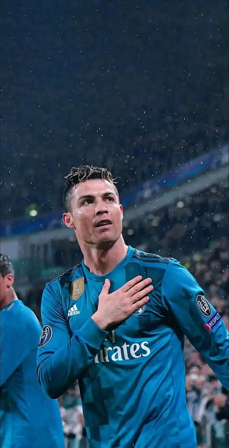 纽卡斯尔新援前锋表现不佳，转会费花销巨大，球队成绩欠佳。（重金引援未见成效：纽卡斯尔锋线新援低迷，战绩不理想）