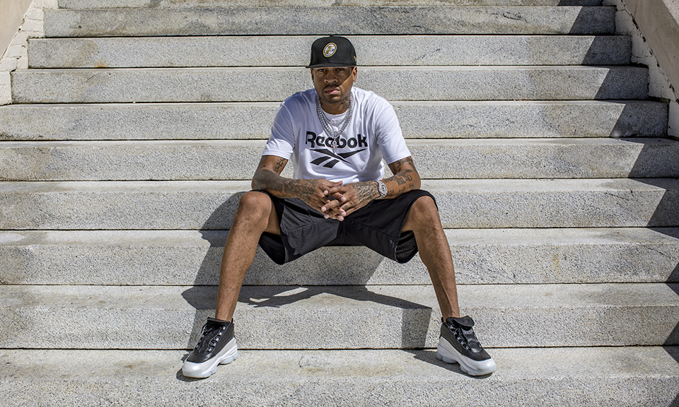 库里圣诞大战5胜7负！生涯面对克莱3胜2负 赛后拥抱致意眼神超暖（库里圣诞战绩5胜7负，生涯对阵克莱3胜2负，赛后拥抱致意眼神暖心）