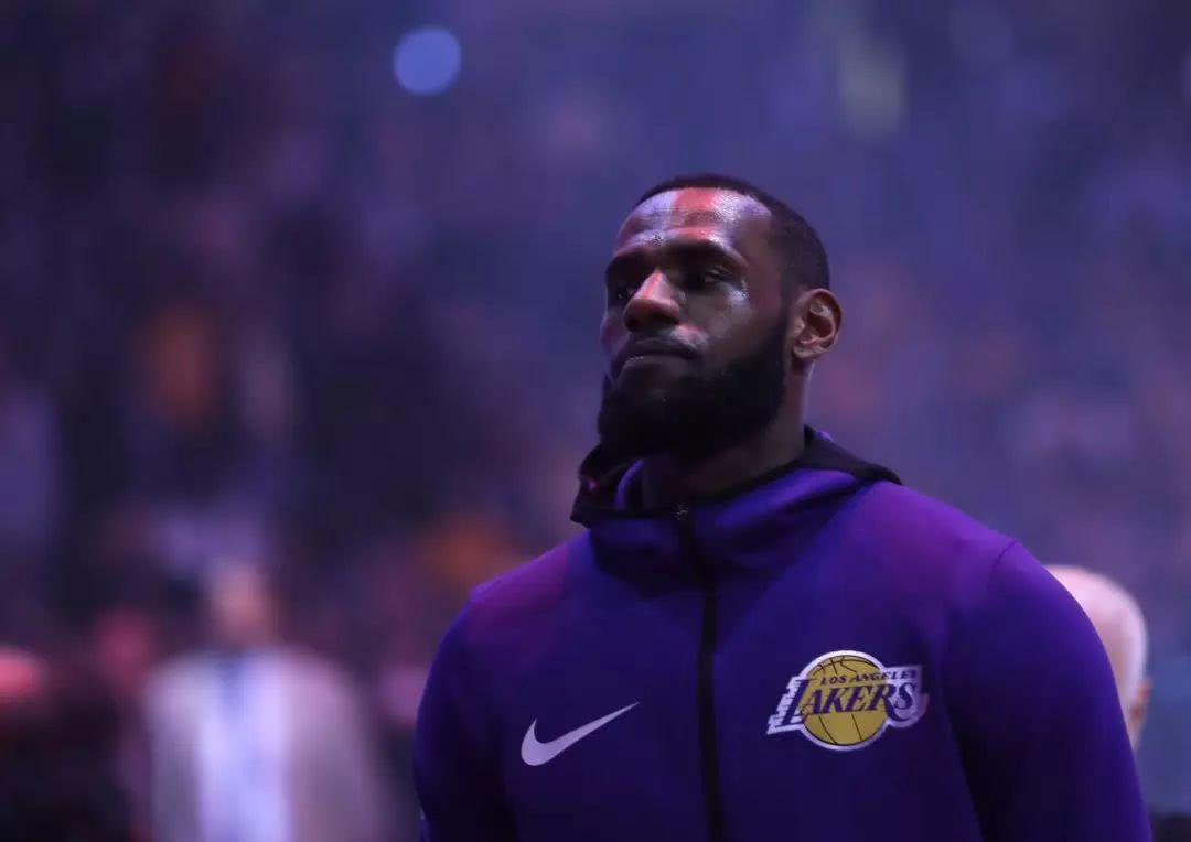 足球世界杯票务系统再次崩溃，球迷疯狂涌入（世界杯售票平台再度宕机，球迷蜂拥而至）