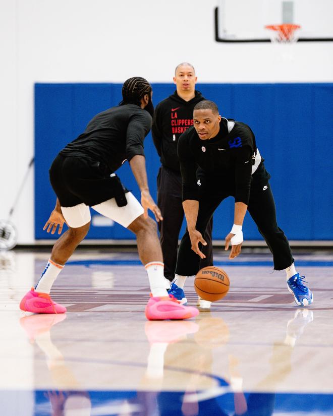 英超-曼联4-1轻取狼队，B费两射一传成头号功臣（英超：曼联4-1击退狼队，B费双响一助成最大功臣）