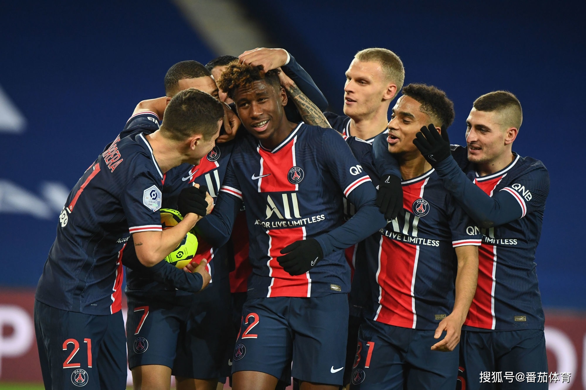 兰德尔高效表现，独揽21分5板3助3断（兰德尔状态火热：砍下21分5篮板3助攻3抢断）