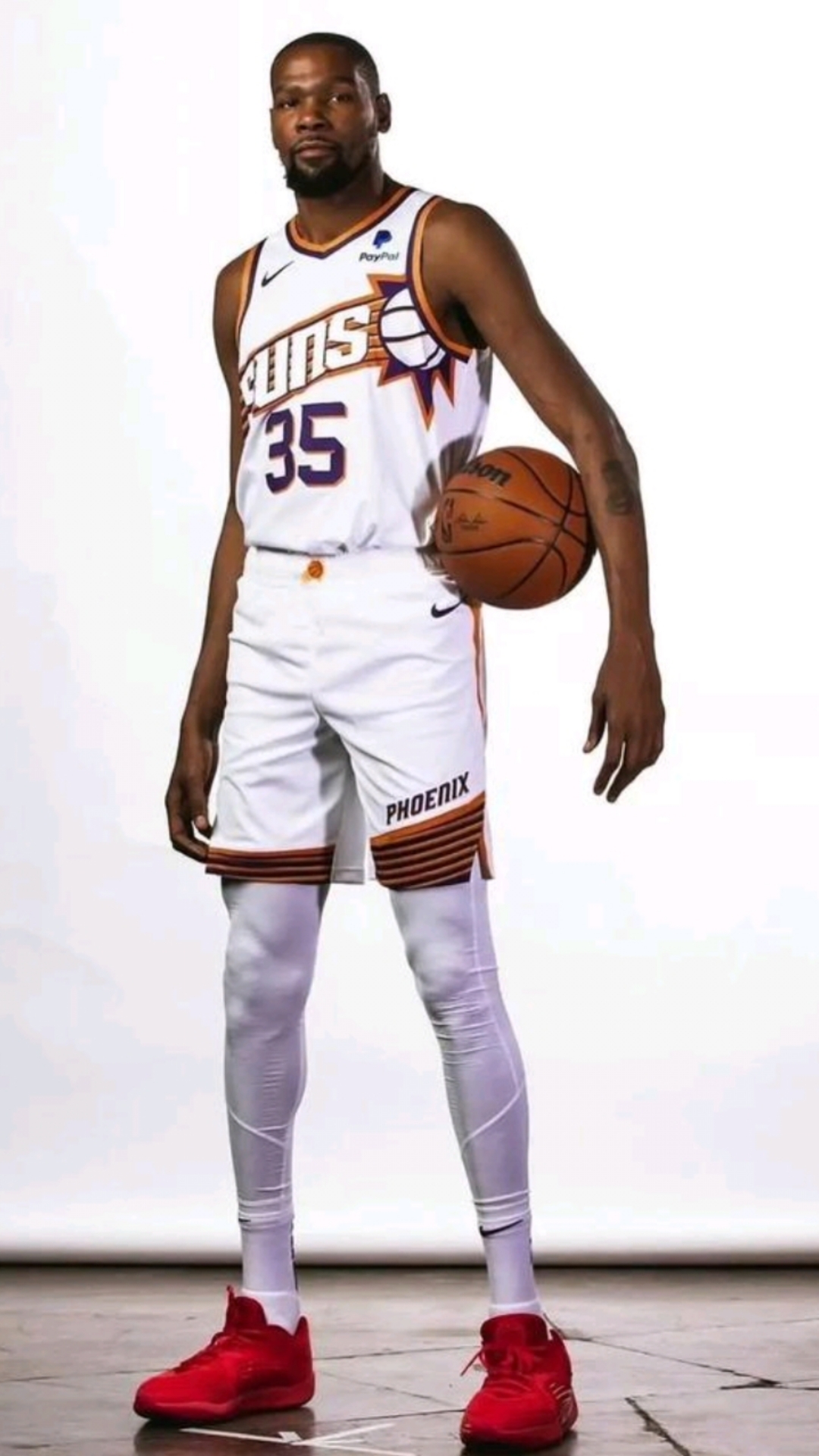 布莱克突破直杀禁区，展现惊人爆发力（布莱克强突直入禁区，爆发力令人惊叹）