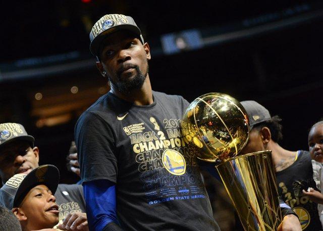 足坛一些球员会不会是有其他副业……？（一些足坛球员是否身兼副业？）