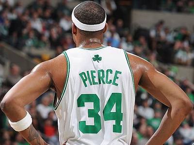 吕文君庆祝夺冠：是海港的三连冠，更是上海的三连冠（吕文君赛后庆祝：海港完成三连冠，亦是上海的三连冠）