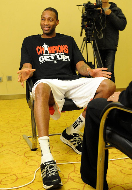 女友：差点因奥尔莫嚼口香糖声音大而搬家，若分手真得上头条（女友爆料：险因奥尔莫嚼口香糖太响搬家，真分手准上头条）