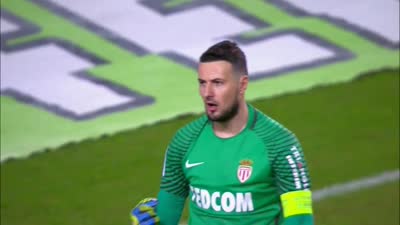 豪门后防崩溃，连续被打穿（豪门防线瓦解，连遭突破）