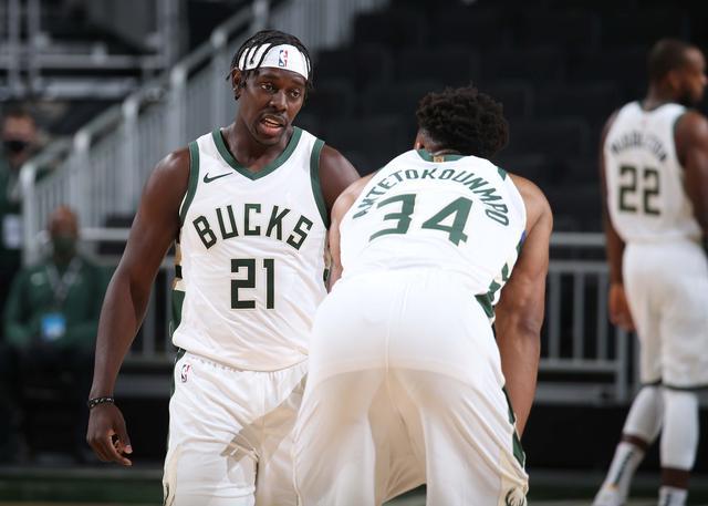 跟玩一样！约基奇单打申京 连续丝滑转身出空间轻松抛投！（约基奇背打申京，连串丝滑转身拉开空间，轻松抛投命中）