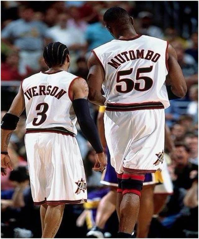 攻防建功！哈珀外线命中三分球&防守造成布伦森回场（攻防双响！哈珀外线命中三分，防守逼出布伦森回场违例）