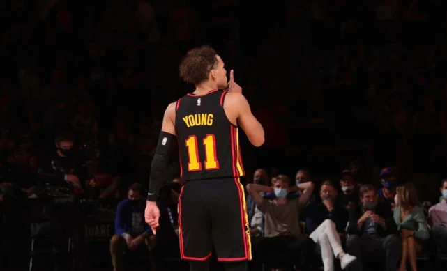 问题不大！李添荣和卢杜伟卡位时出现小摩擦 吹罚前者进攻犯规（无伤大雅！李添荣与卢杜伟卡位出现小摩擦，裁判吹李添荣进攻犯规）