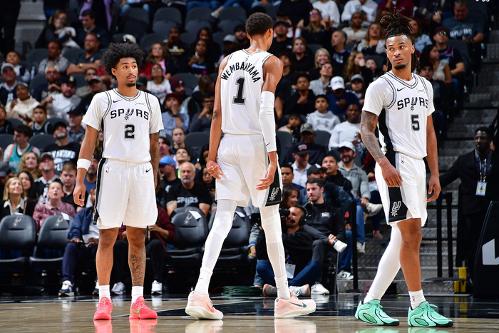 笑尿！湖人火箭喜剧拉扯32秒，菜鸡互啄把球迷看笑了！（爆笑名场面！湖人火箭32秒喜剧拉扯，连续低级失误把球迷逗乐了）