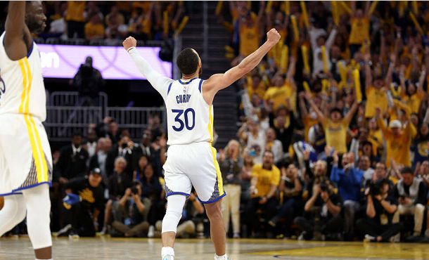 公牛与骑士的激烈对决，公牛以62-58领先（公牛与骑士鏖战，公牛暂以62比58领先）